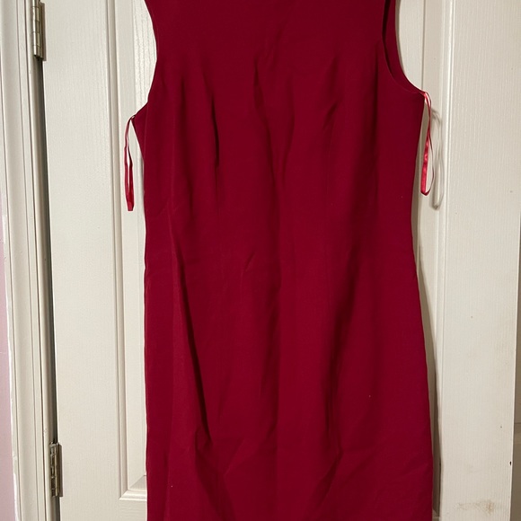 Classic burgundy shell dress. - Picture 4 of 8